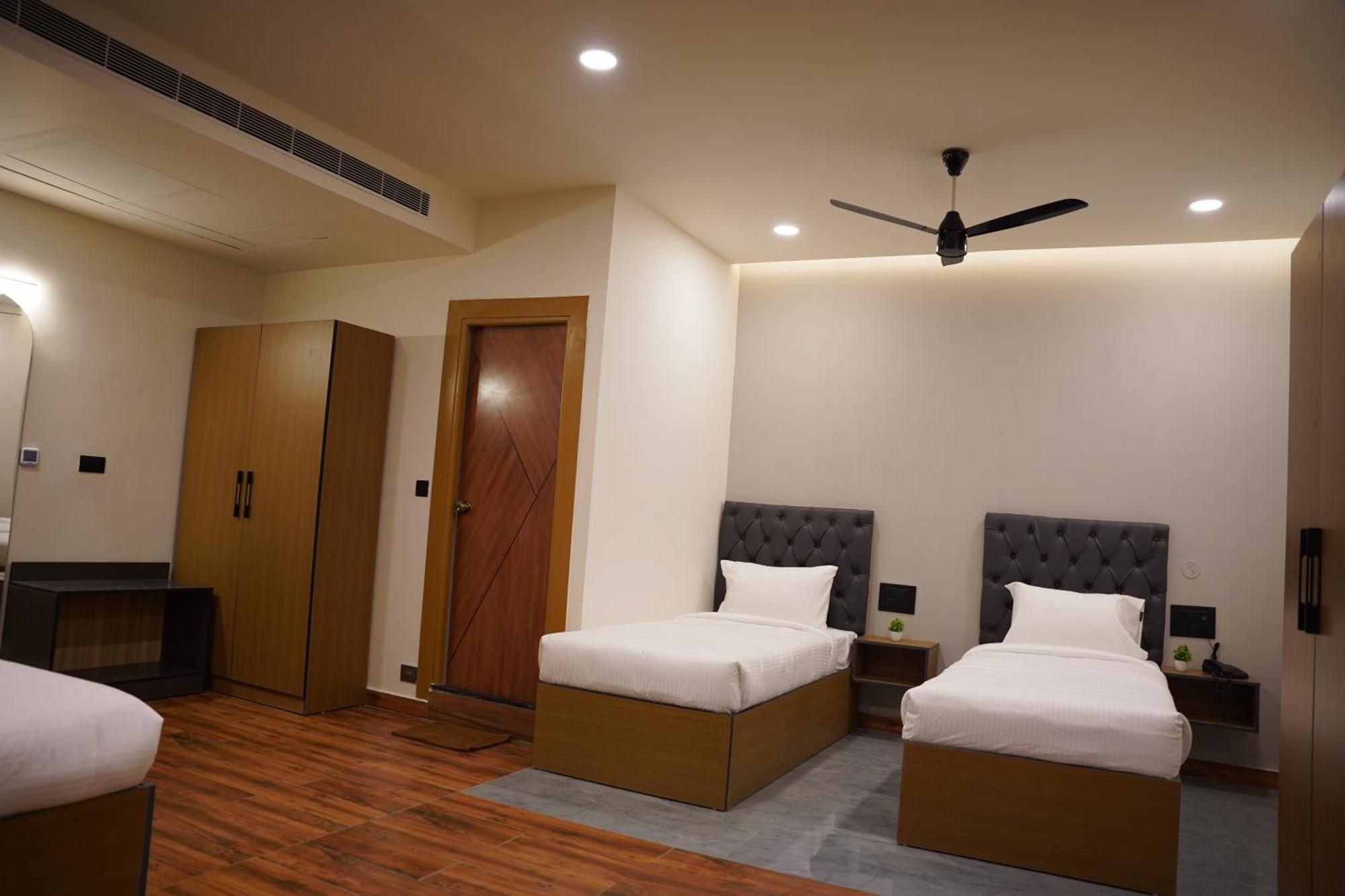 The Continental Inn & Suites Mysore Buitenkant foto