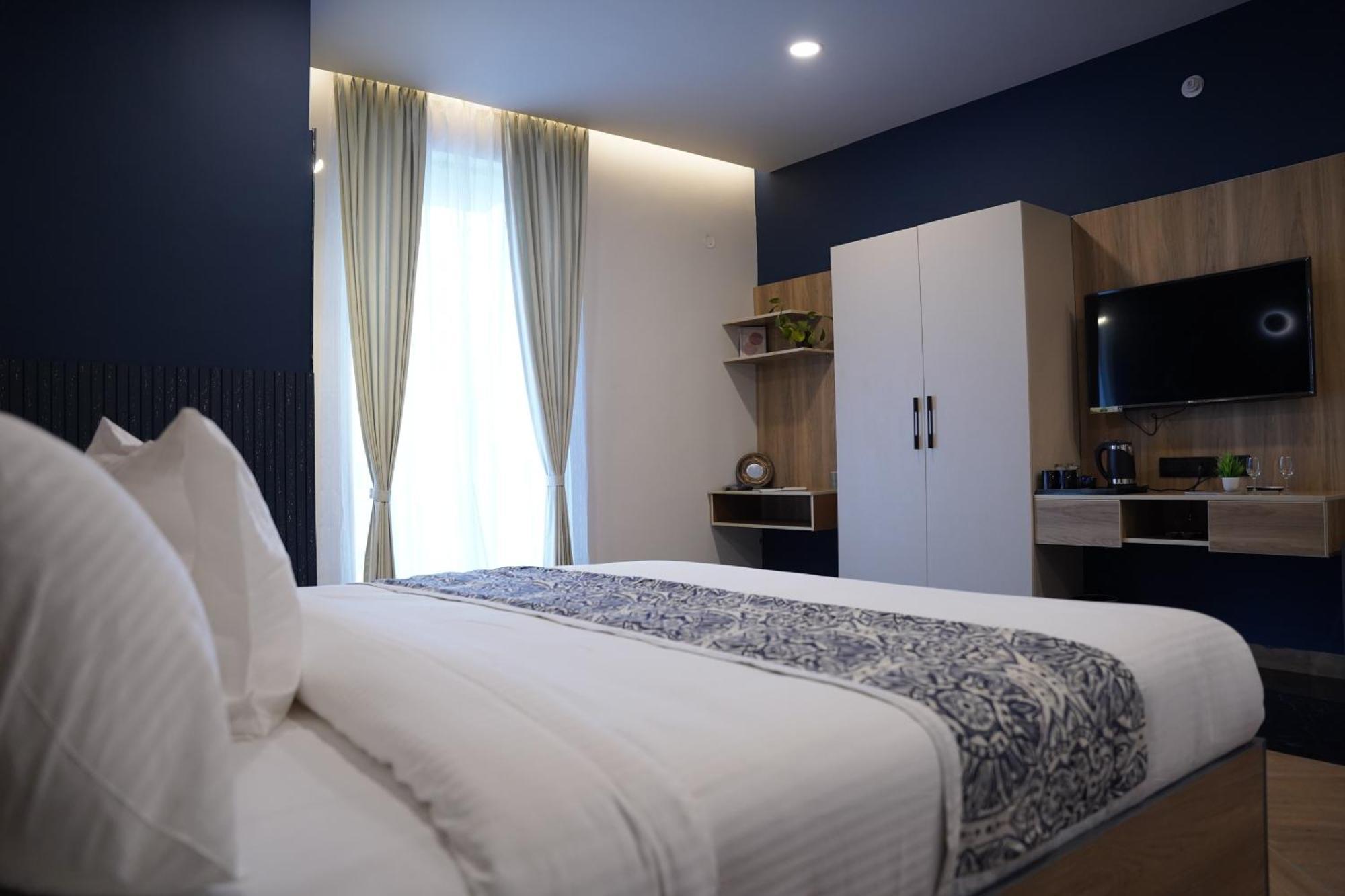 The Continental Inn & Suites Mysore Buitenkant foto