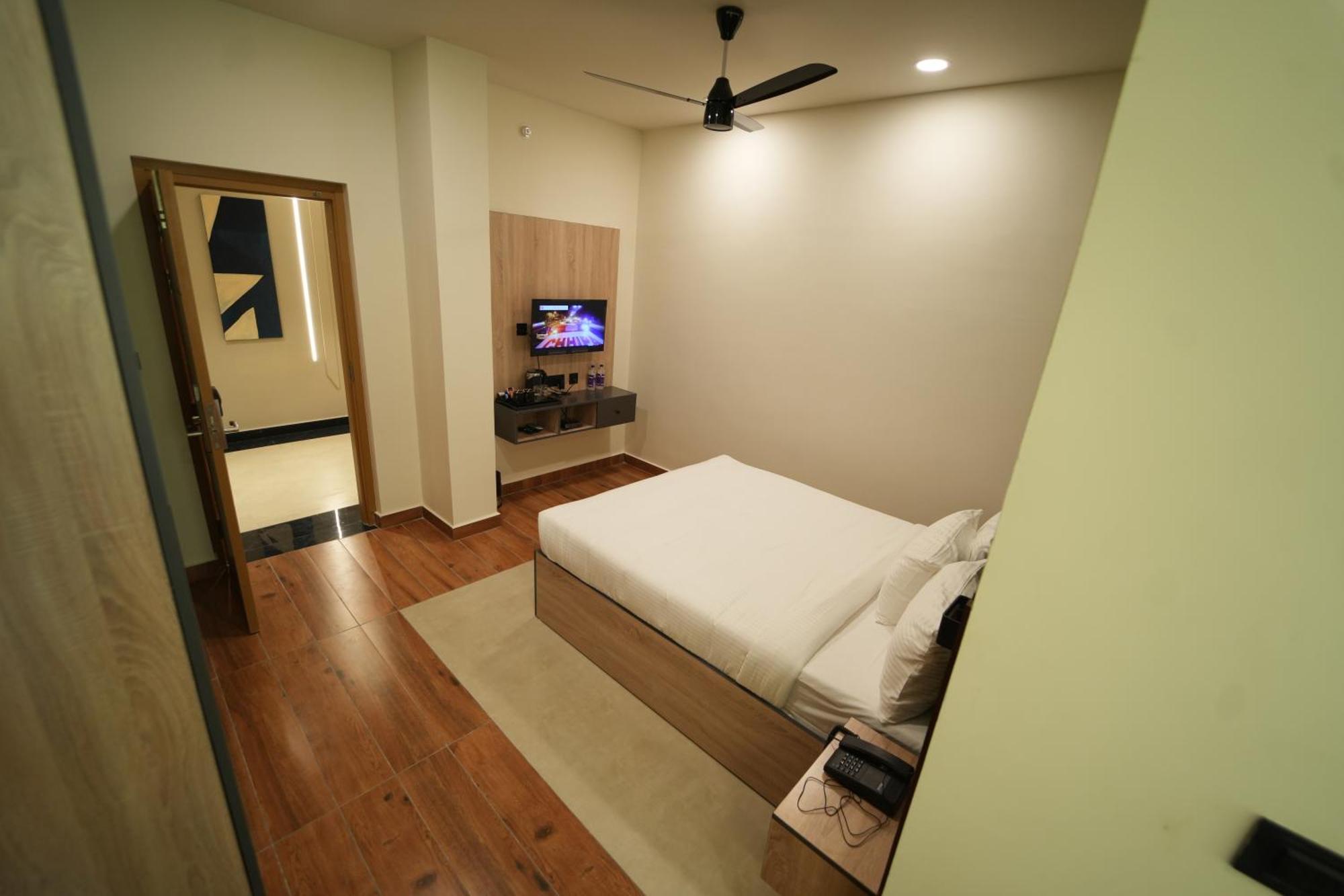 The Continental Inn & Suites Mysore Buitenkant foto