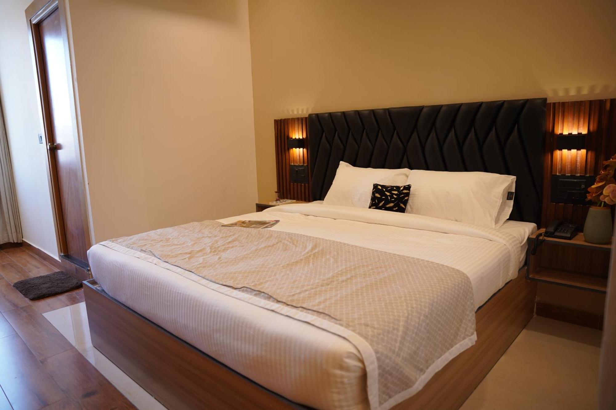 The Continental Inn & Suites Mysore Buitenkant foto