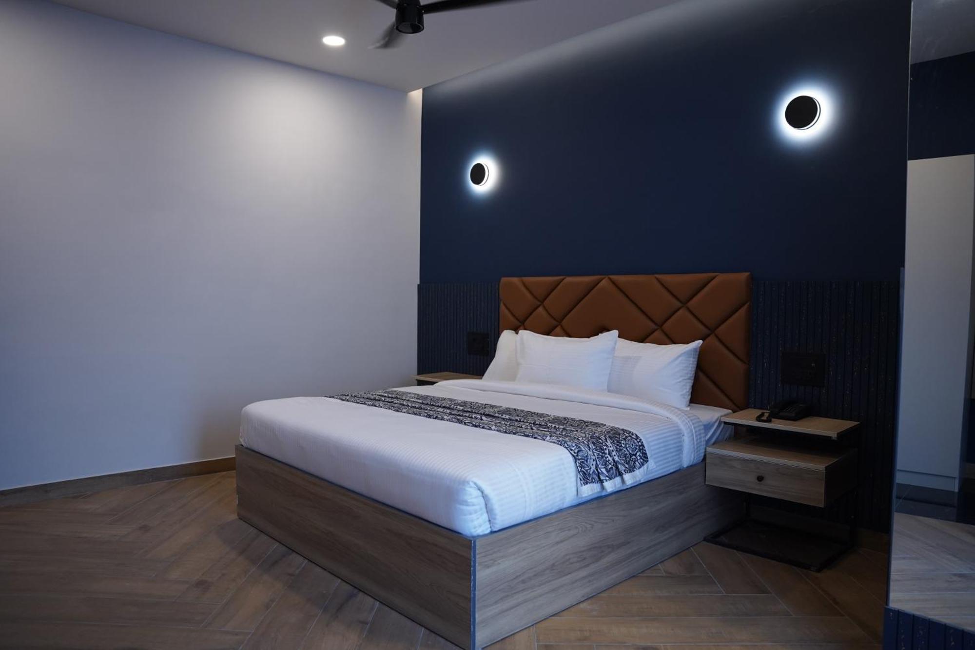 The Continental Inn & Suites Mysore Buitenkant foto